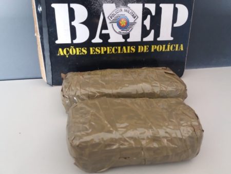 Policiais do 1° BAEP detém indivíduo após acompanhamento e encontram drogas