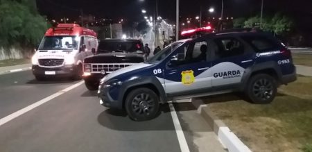 Motociclista é arremessado contra poste e fica gravemente ferido, no Jd Novo Ângulo