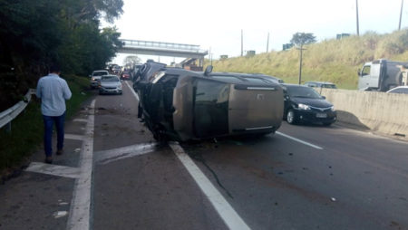 Acidente na SP-101 deixa feridos nas manhã desta terça-feira