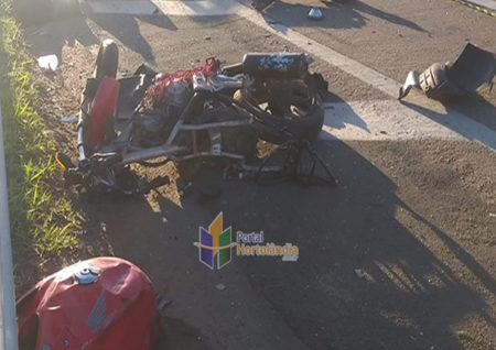 Carro bate na traseira de moto e piloto morre na SP-101 