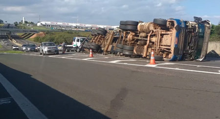 Carreta carregada com pallets tomba e bloqueia duas faixas da SP-101, em Hortolândia 