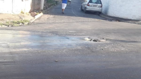 Bueiro transborda, alaga rua e motociclista se fere ao cair, no Nova Hortolândia