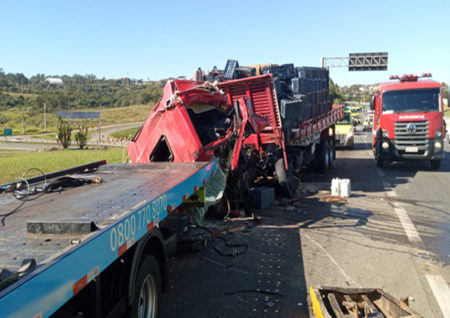 Motorista morre após colisão entre caminhões na Rodovia Dom Pedro, em Campinas