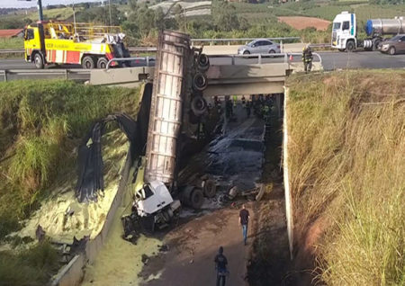 Acidente entre carro e carreta deixa duas vítimas fatais  na rodovia dos Bandeirantes