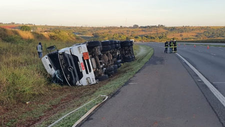 Carreta com etanol tomba na Rodovia dos Bandeirantes, em Sumaré