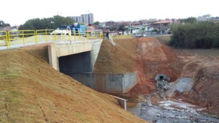 Ponte construída sobre o Lago da Fé recebe grama nas laterais