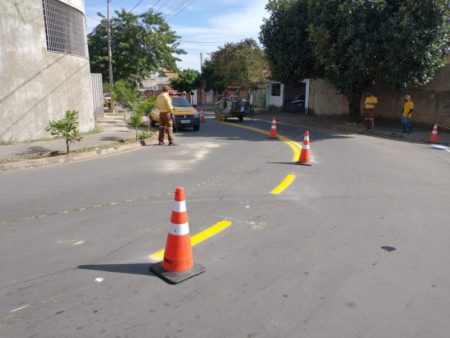 Prefeitura realiza etapa de sinalização viária no Jd. Interlagos