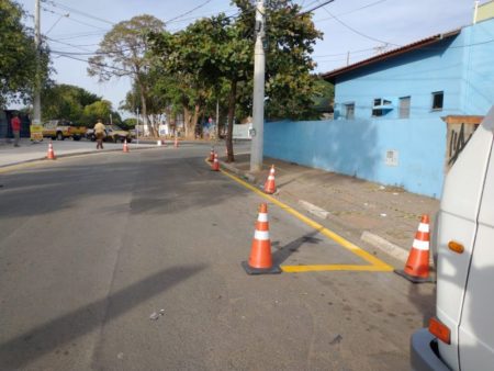 Para facilitar deslocamentos, Prefeitura implanta sinalização em frente ao Hospital Municipal