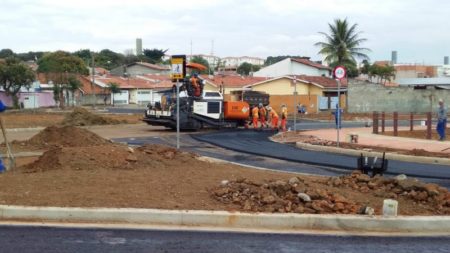 Prefeitura asfalta rotatória e sinaliza trecho do Viário Santa Fé para liberar nova rua
