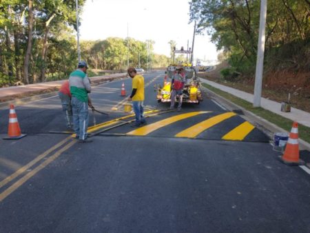Ruas próximas ao Viário Santa Fé recebem implantação de lombadas e pinturas