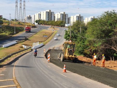 Trecho em duplicação na av. Thereza Ana Cecon Breda recebe base para asfalto