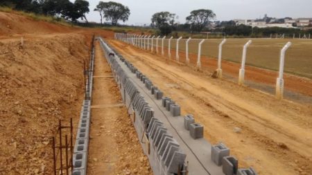Prefeitura inicia construção dos lances de arquibancada do Campo da Confibra
