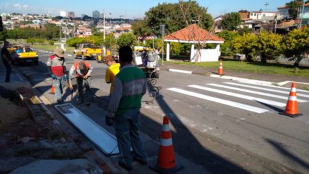 Via em frente à escola no Jardim Minda recebe reforço na sinalização viária