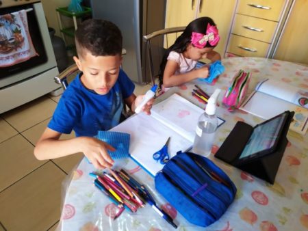 Higienização de material escolar na rotina de estudos em casa é importante para combater o Coronavírus