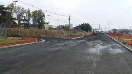 Nova rua paralela à Otávio Rosolen, no Jd. Terras de Santo Antônio, recebe base para asfalto