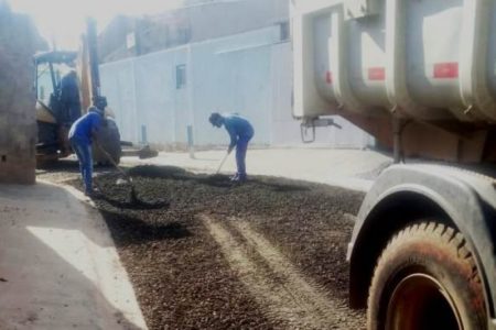 Ruas no Pq. Peron recebem base para asfalto