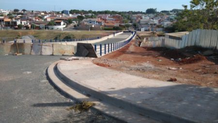 Ponte sobre Lago da Fé recebe guarda corpo nas laterais e está pronta para ser asfaltada