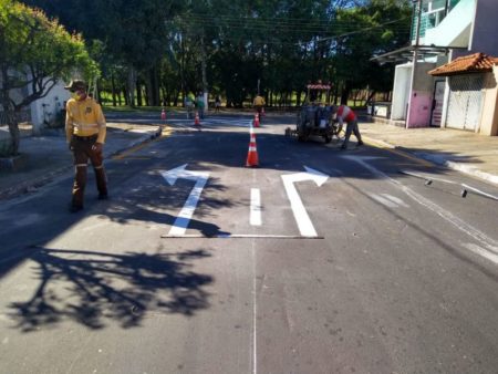 Prefeitura implanta sinalização viária em ruas próximas ao Pq. Socioambiental Chico Mendes
