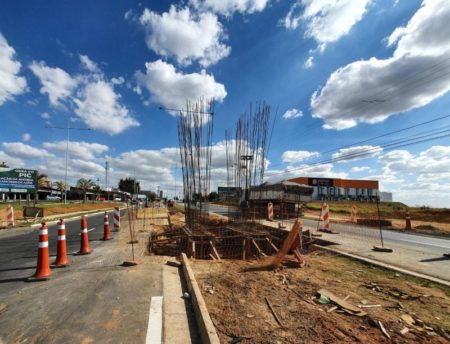 Portal de boas-vindas começa ser erguido na Av. São Francisco, uma das entradas da cidade