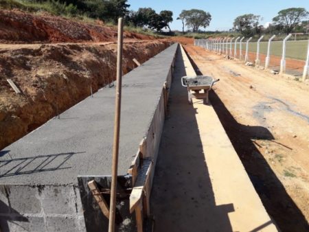 Construção da arquibancada do Campo da Confibra entra em nova etapa
