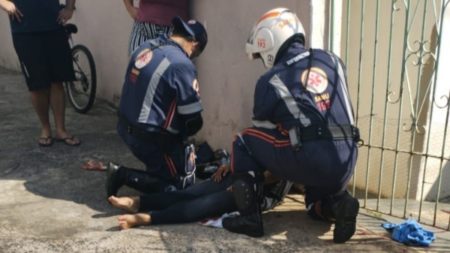 Ciclista fica ferida após colidir em portão, no Jd. Nova América