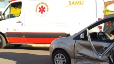 Colisão lateral entre dois veículos deixa uma pessoa ferida em Hortolândia