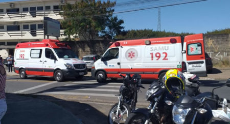 Motocicletas colidem frontalmente e duas pessoas ficam feridas