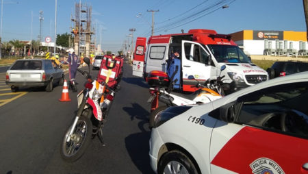Colisão frontal entre moto e carro deixa uma pessoa ferida, no Parque do Horto  