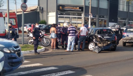 Duas pessoas ficam feridas após acidente causado por condutor sem CNH na Olívio Francischini 