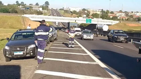 Acidente deixa dois feridos e trânsito lento na SP-101