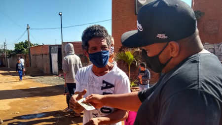 Klandestinos entregam kits arrecadados na live do Grupo