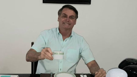Bolsonaro muda o tom e diz que isolamento social retardou o contágio do vírus no país