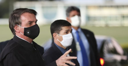Bolsonaro sanciona lei que torna obrigatório o uso de máscara