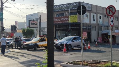 Veículo avança sinal vermelho e colide contra outro no centro de Hortolândia