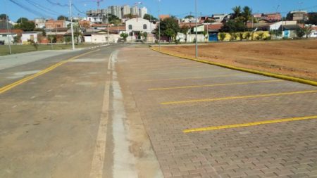 Prefeitura implanta vagas de estacionamento em rua substituída por nova ponte no Jd. São Sebastião