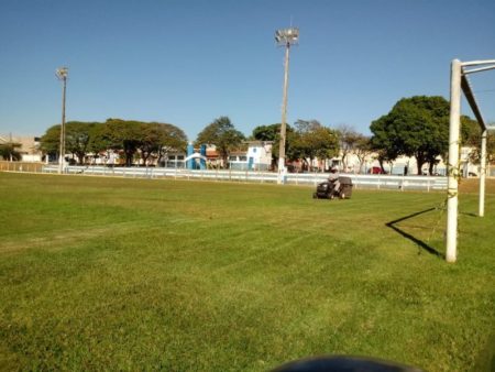 Prefeitura revitaliza gramados de campos municipais de futebol