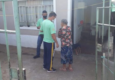 Agentes da Prefeitura visitam casas no Jardim Santa Emília para verificar presença de escorpiões