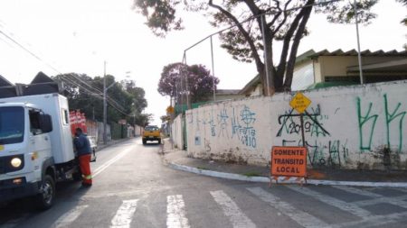 Via na região do Corredor Metropolitano é fechada para continuidade das obras na região