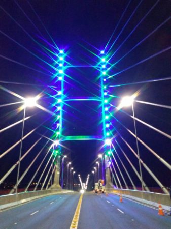 Iluminada de verde e azul, Ponte da Esperança homenageia profissionais da saúde em Hortolândia