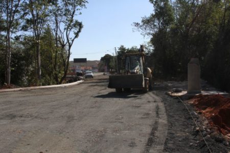 Prolongamento de via na área central é preparado para receber pavimentação