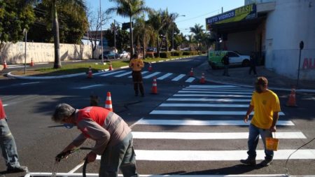 Prefeitura reforça sinalização viária próximo à escola na Vila Real