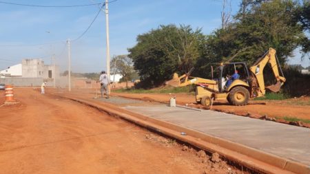 Prefeitura implanta calçadas em vias que receberão asfalto no Jd. São Miguel
