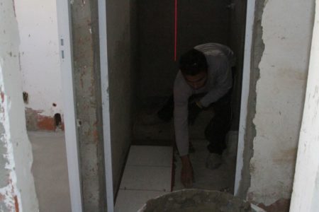 Prefeitura coloca piso nas unidades habitacionais no Jd. Boa Esperança