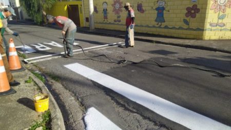 Prefeitura reforça sinalização de trânsito em frente a mais uma escola