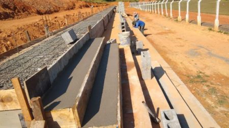 Nova arquibancada do Campo da Confibra ganha terceiro lance