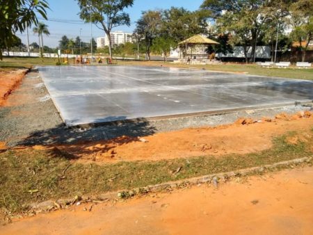 Parceria entre Prefeitura e EMS viabiliza construção de quadra de tênis com marcação oficial no Jd. Santa Clara