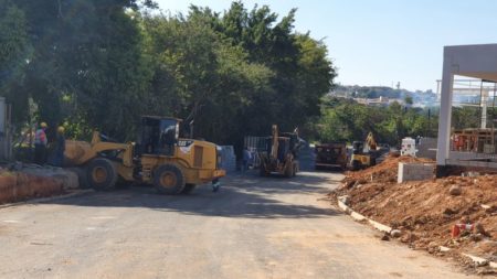 Prolongamento de via na área central recebe pavimentação