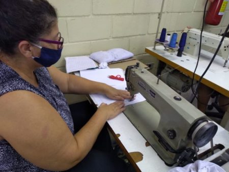 Para aprimorar conhecimentos, bolsistas do Programa Acerte aprendem novas técnicas de costura