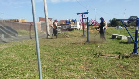 Prefeitura intensifica serviços de limpeza e poda do mato em diferentes regiões da cidade