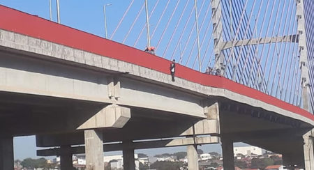 Jovem é resgatado na ponte estaiada em Hortolândia.